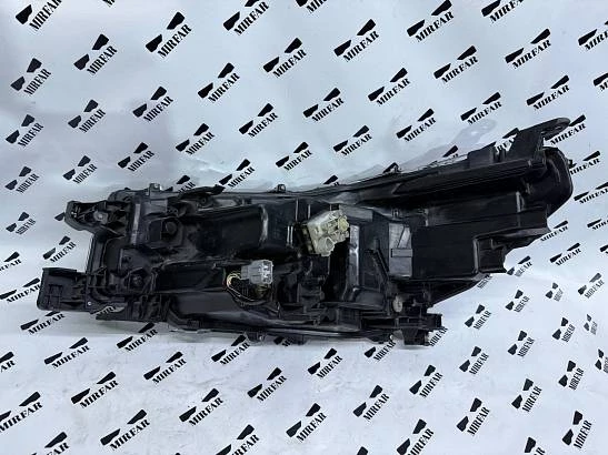 Правая фара Toyota Hilux Black Onyx (2020-2023)