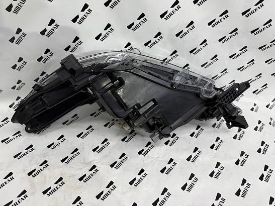 Правая фара Toyota Hilux Black Onyx (2020-2023)