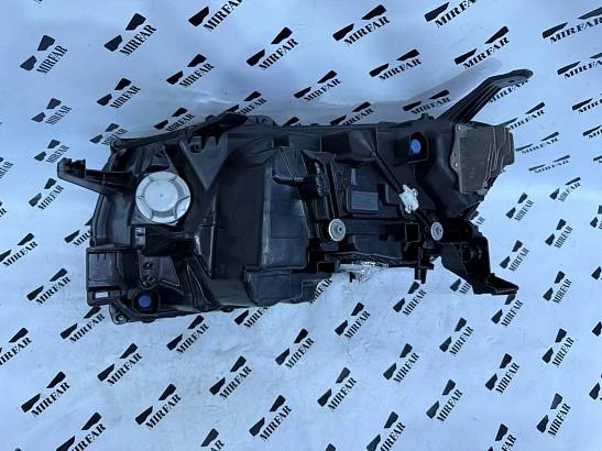 Фара правая Toyota Land Cruiser J300 2021