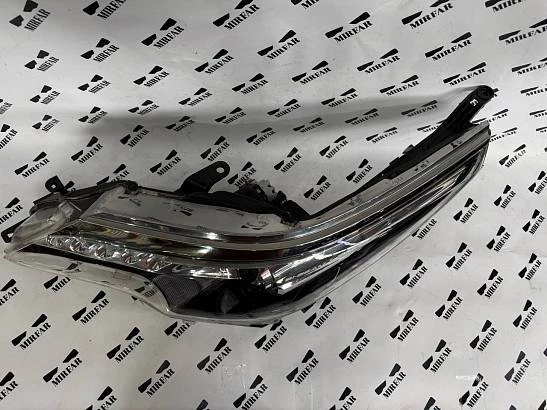 Фара левая Toyota Fortuner 2015 - 2020 LED