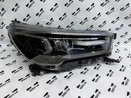 Правая фара Toyota Hilux Black Onyx (2020-2023)