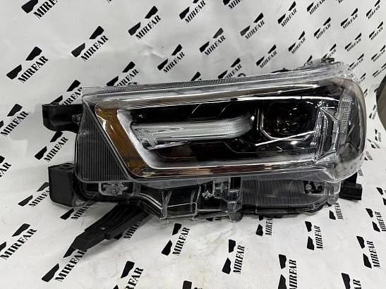 Левая фара Toyota Hilux (2020-2023)