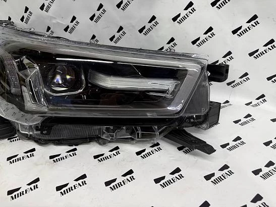 Правая фара Toyota Hilux Black Onyx (2020-2023)