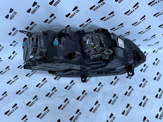 Фара левая Volkswagen Touareg NF (2010 - 2015)